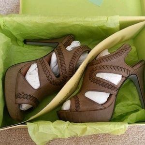 Max Studio "Xist " leather sandal size 7.5